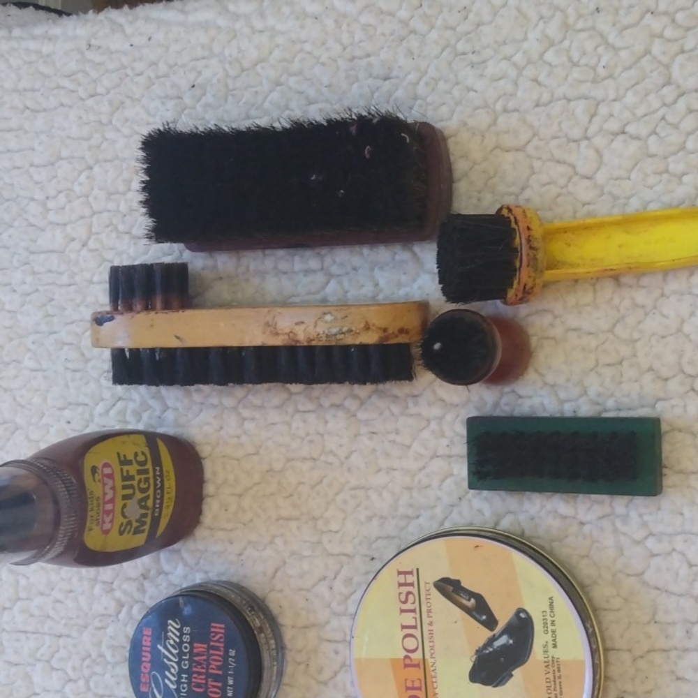 Vintage Cedar Griffin Shoe Shine Kit - 13 Pieces - Picture 10 of 16